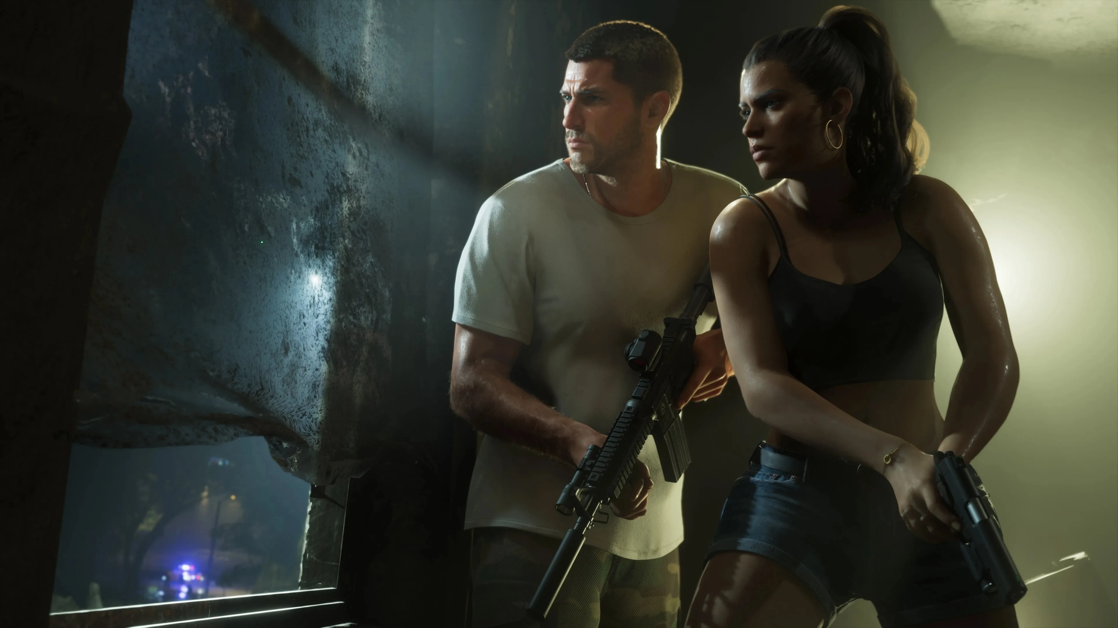 Jason et Lucia progressent dans un intérieur sombre armes au poing